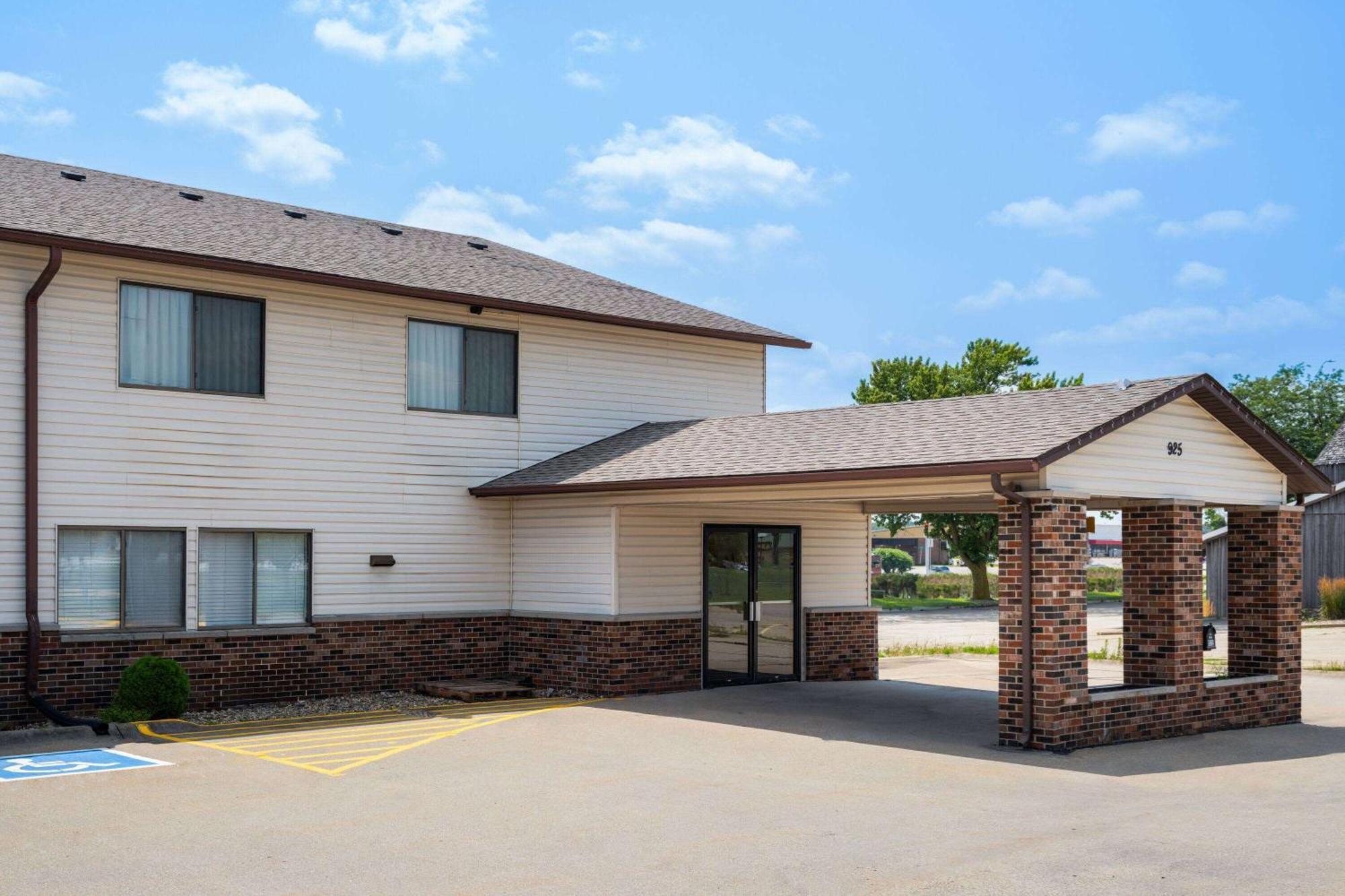 Super 8 By Wyndham Dyersville Zewnętrze zdjęcie
