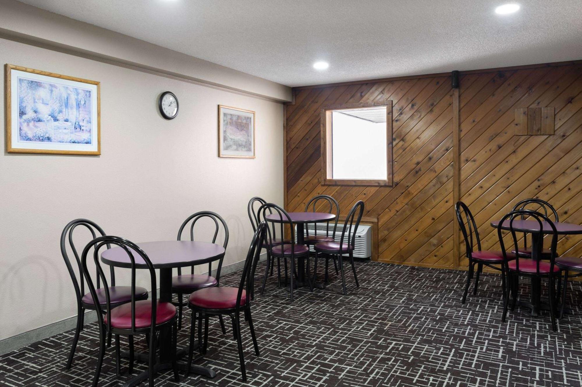 Super 8 By Wyndham Dyersville Zewnętrze zdjęcie